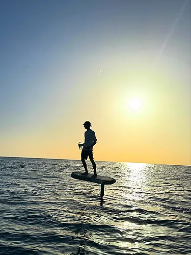 ¡Descubre el eFoil con Reload Activities y siente la libertad de volar sobre el mar en Pals! 01