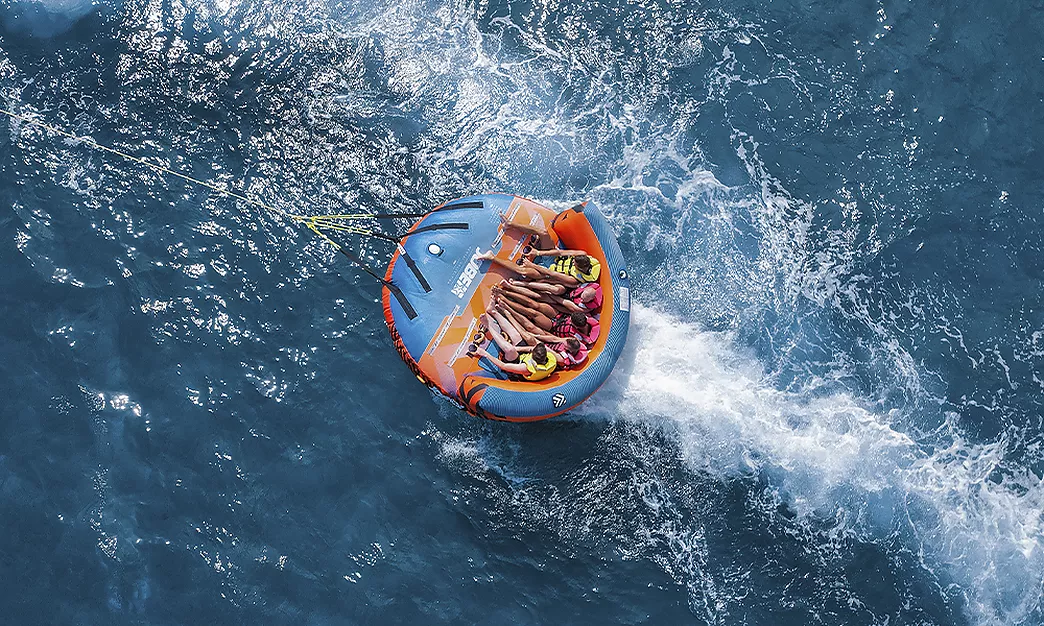 Crazy Sofa à Roses : rires, sauts et divertissement sur la Costa Brava
